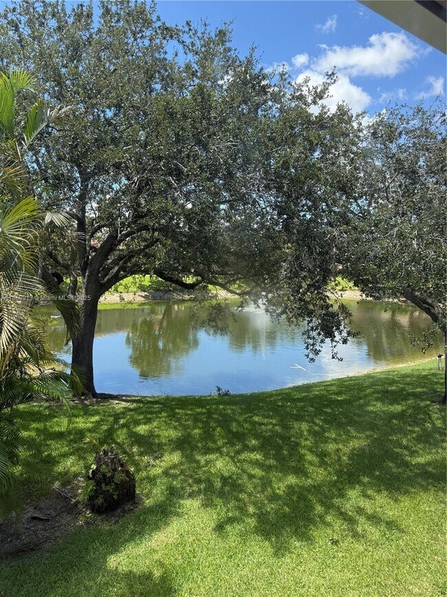 Building Photo - 9906 Twin Lakes Dr