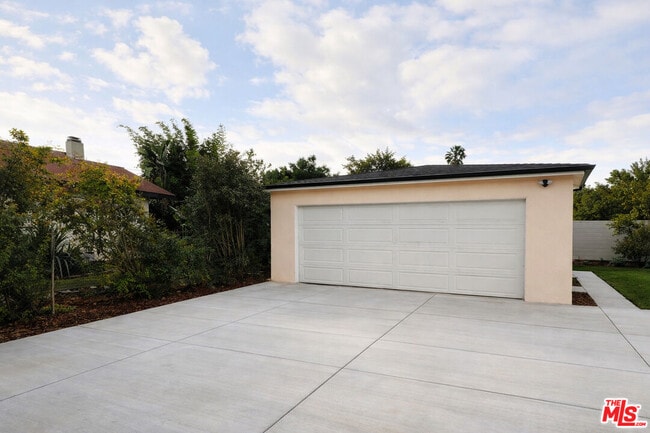 Building Photo - 15605 Berendo Ave