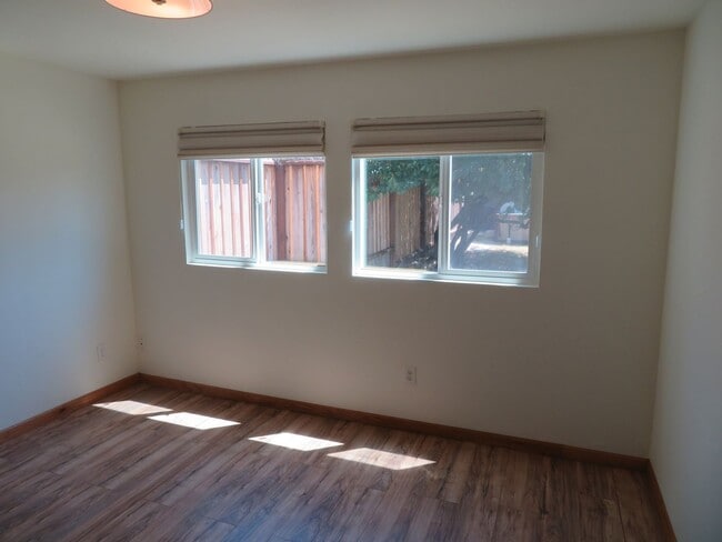 Building Photo - Beautiful 2 bed 1 bath end unit Townhome i...