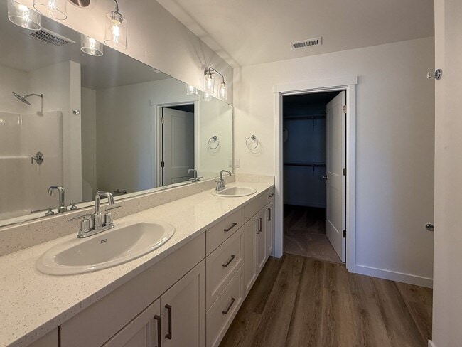 Building Photo - 344 SE Shetterly Dr