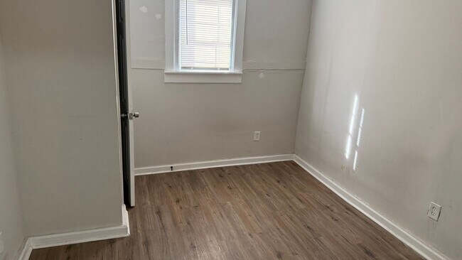 Building Photo - MOVE IN SPECIAL: $650 OFF 1ST MONTH'S RENT!**