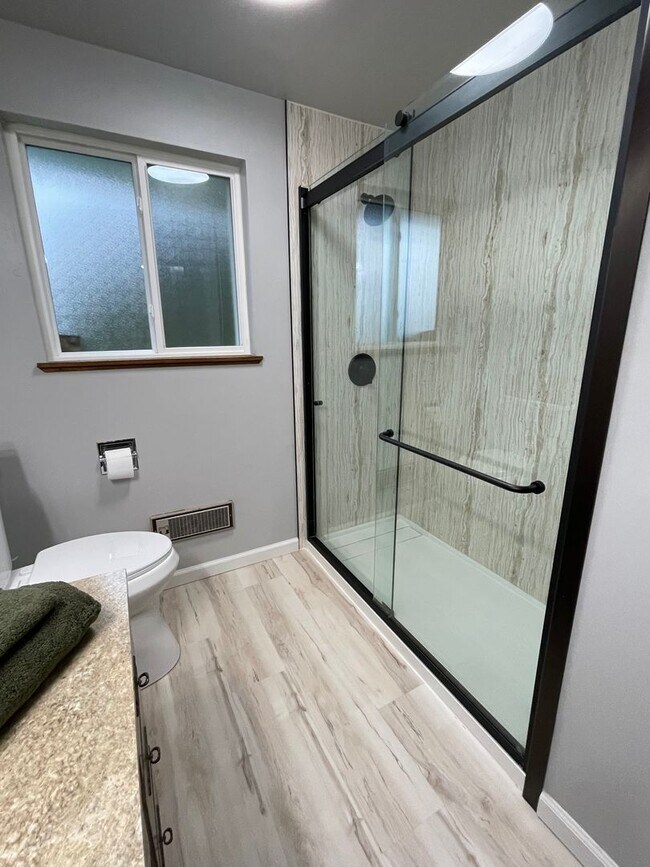 Building Photo - Lovely Home with wonderful Views and a Mas...