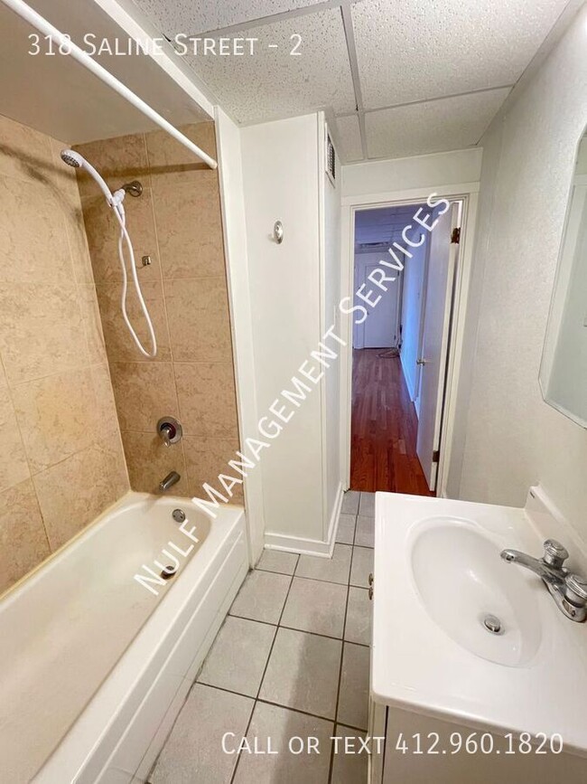 Building Photo - 2 Bed, 1 Bath unit near Oakland