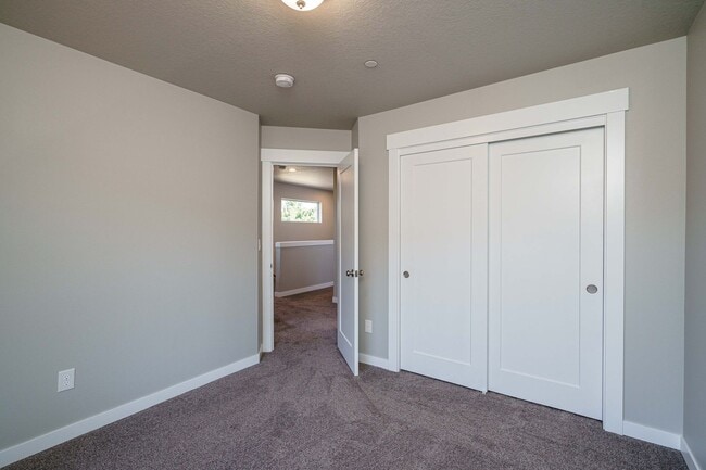 Building Photo - Move In Ready 3 Bedroom 2.5 Bathroom - Convenient Camas Location