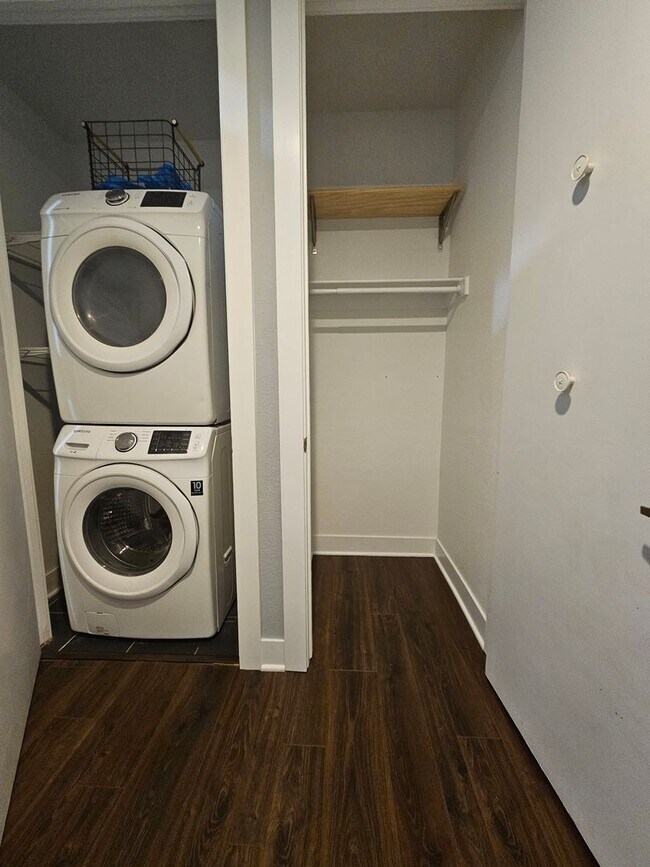 Building Photo - Congress Park High Rise Living! Huge Main Floor 2 Bed 2 Bath