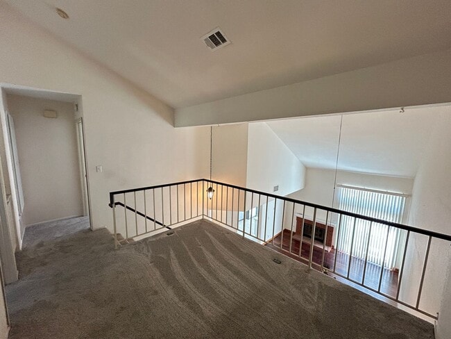 Building Photo - Beautiful 3 Bedroom 3 Bath Townhome with Loft in Orange!