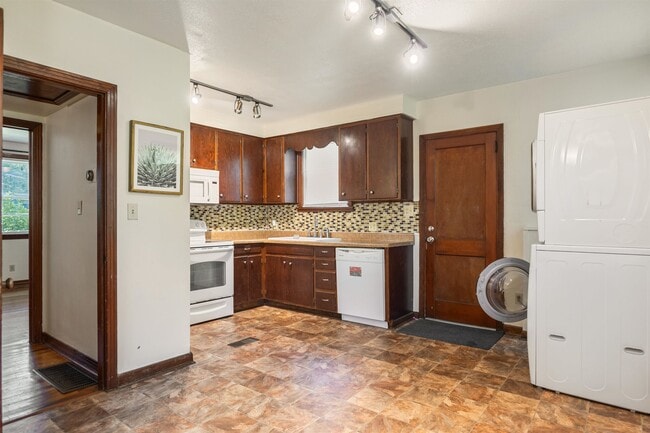 Building Photo - 1605 Akridge Dr