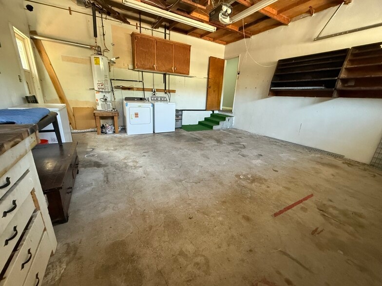 Large 2 car garage - 4580 55th St