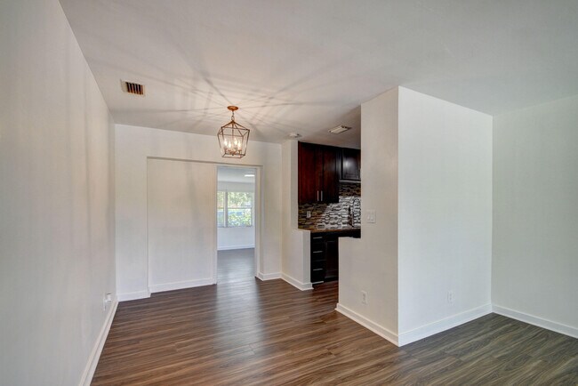 Building Photo - 1749 15th Ave N