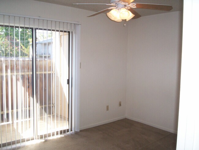 Building Photo - 2205 Botanical Dr