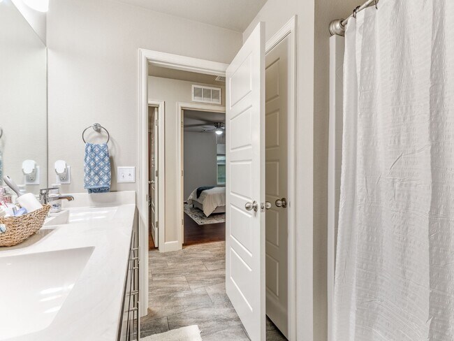 Building Photo - 2606 W Baton Rouge Pl