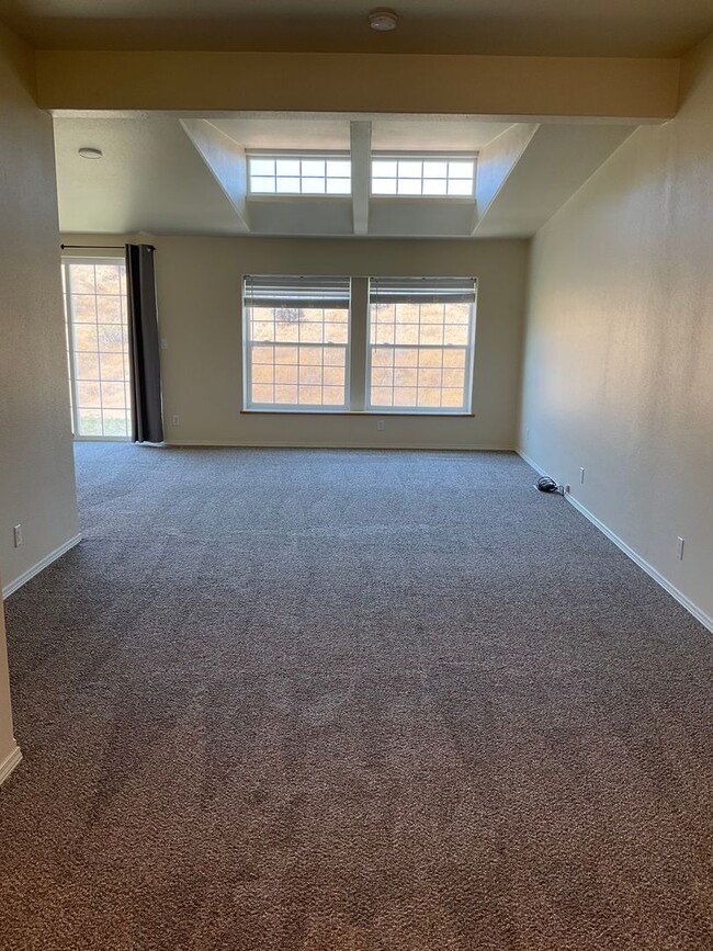 Building Photo - 4 Bed 3 Bath Home with Expansive Country V...