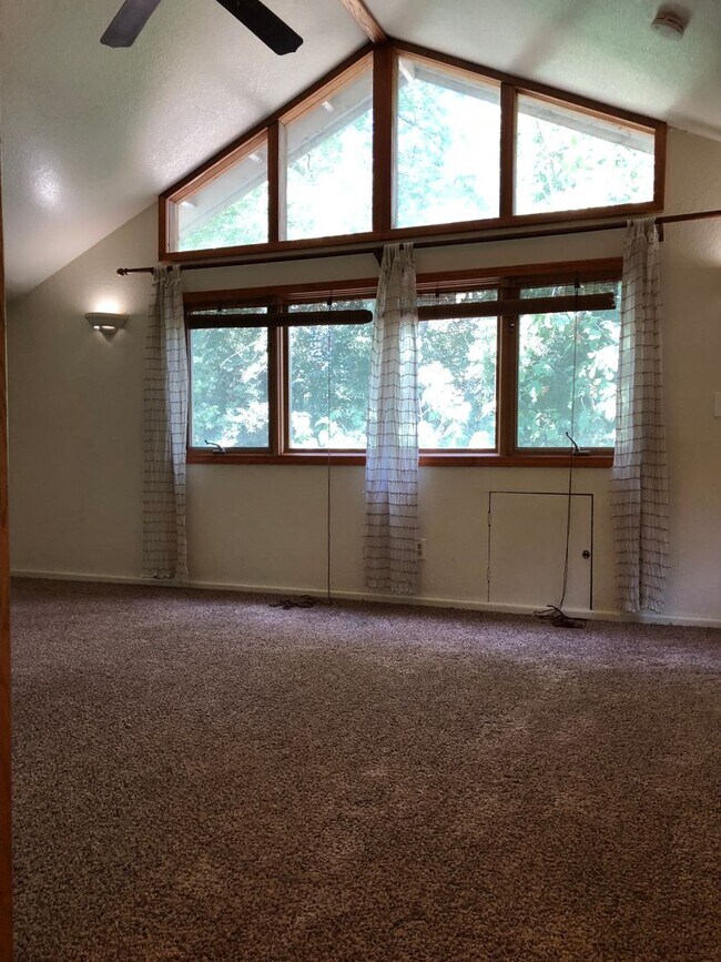 Building Photo - *RESERVE FOR SUMMER 2026* 5 Bedroom 3 Bath Chico Charmer