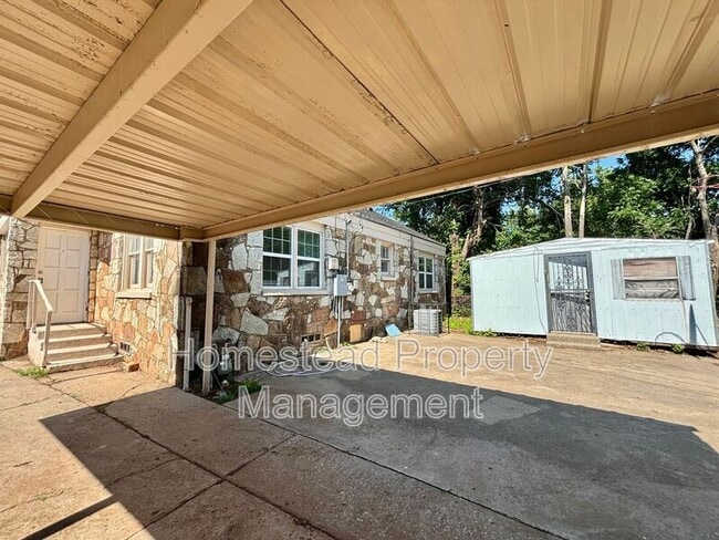 Building Photo - 1436 NE 8th St