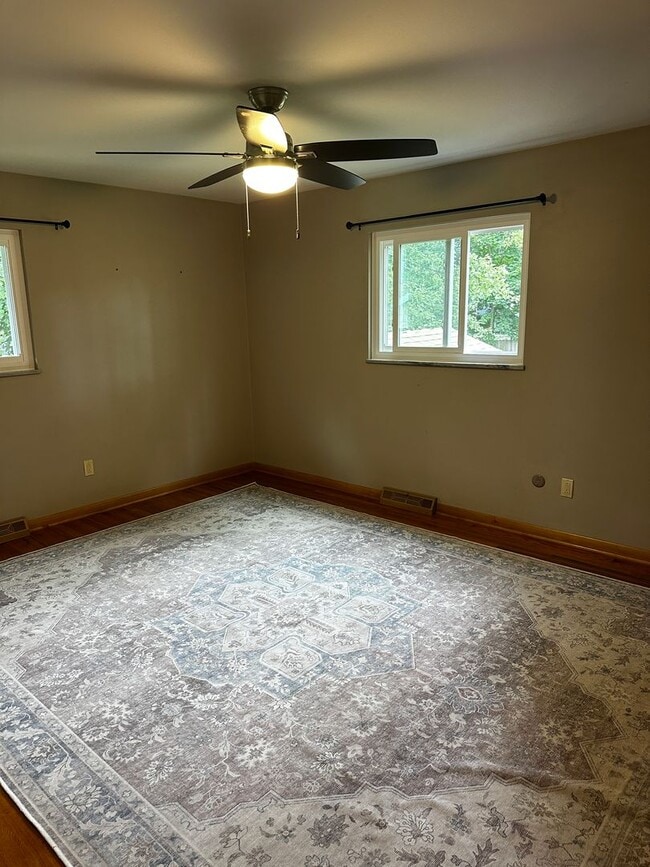 Building Photo - North Olmsted -4/5 Bedroom 2 1/2 bath larg...
