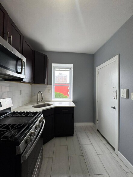 Building Photo - 153 Ave E