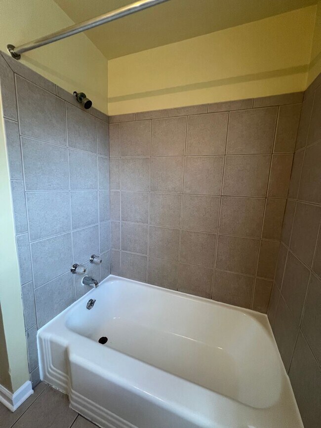 Building Photo - Beautiful 3 Bedroom 2 Full Bathroom Town Home Belair Edison