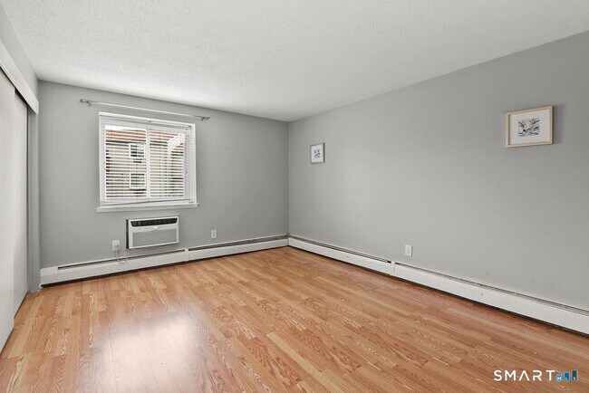 Building Photo - 35 Carillon Dr