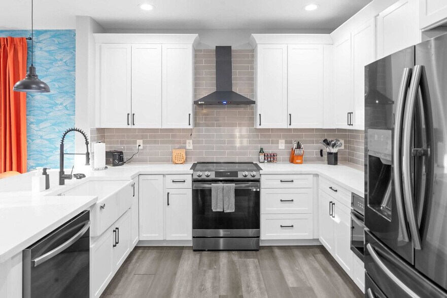 Building Photo - 4900 S Springs Dr