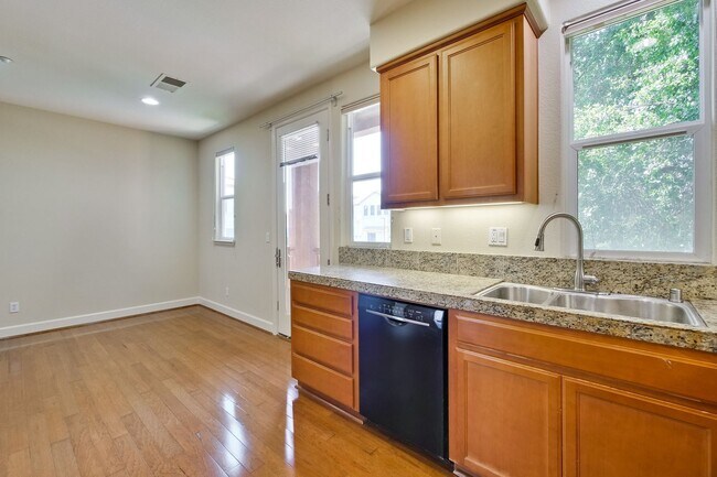 Building Photo - Excellent 4 Bed 2.5 Bath Town Home!