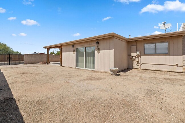 Building Photo - Southeast 3 Bedroom 2 Bath Home with No HOA