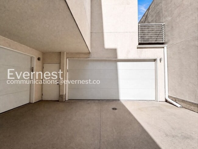 Building Photo - 3 Bed/3 Bath Townhome with Garage / Available Now!