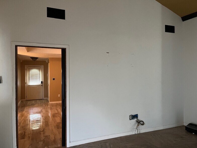 Building Photo - 15457 Woody Dr