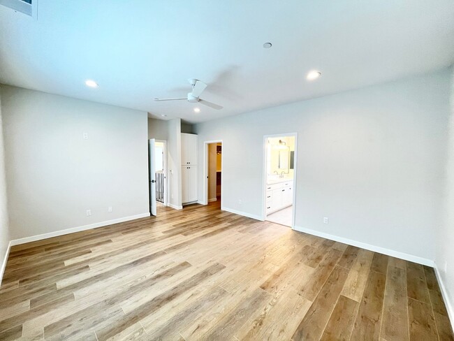 Building Photo - Modern 3B 2.5BA Townhome w/ AC!