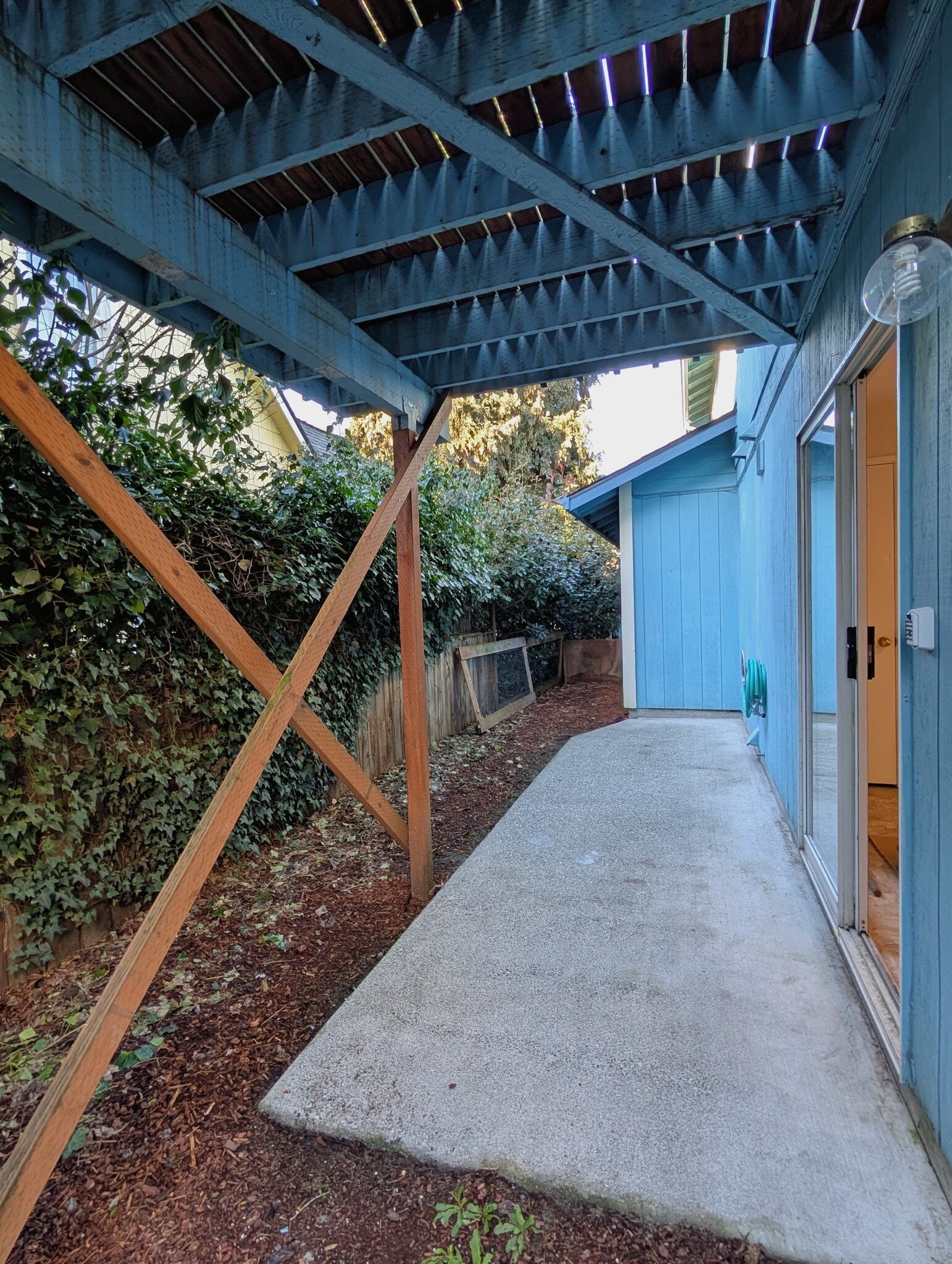 Private Yard - 515 NW Bright St
