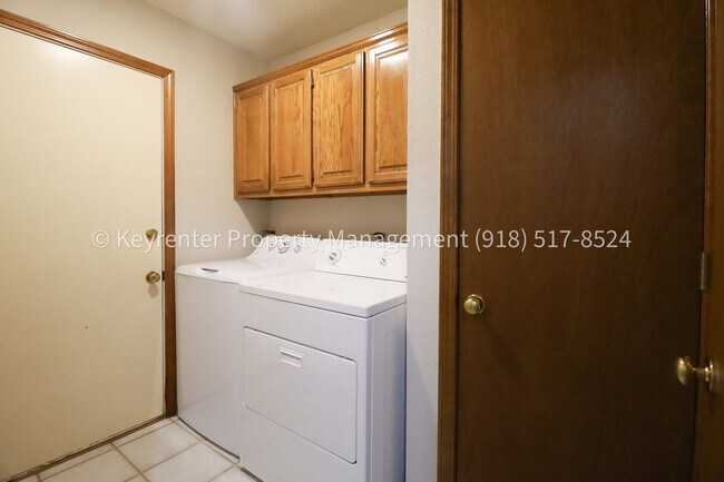 Building Photo - Recently Updated 3 Bed 2.5 Bath in Bixby - Move in Ready!