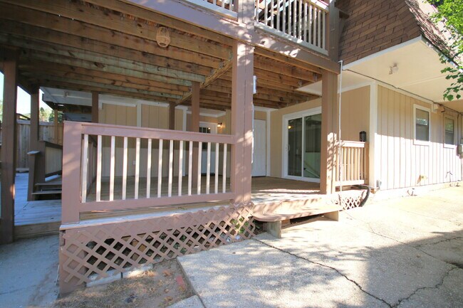 Building Photo - Waterfront Living Nearby – 2/2 Townhouse w...