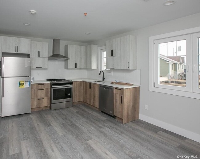 Building Photo - 170 W Montauk Hwy