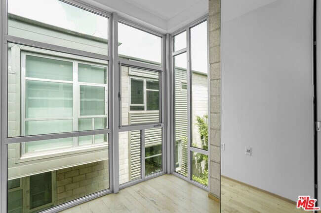 Building Photo - 3450 Cahuenga Blvd
