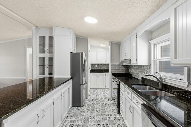 Building Photo - 215 Lee Pl