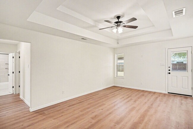 Building Photo - Move In Ready Home with Modern Updates Throughout