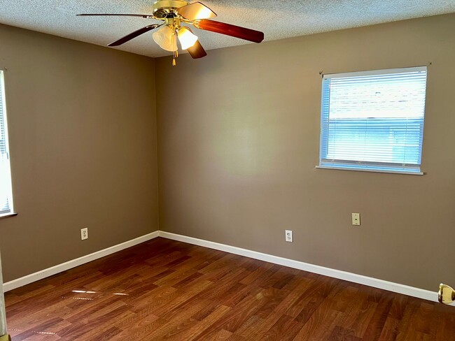 Building Photo - For Rent - 3 Bedroom 1 Bath