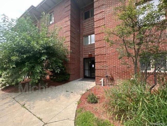 Building Photo - 2725 E Maple Rd