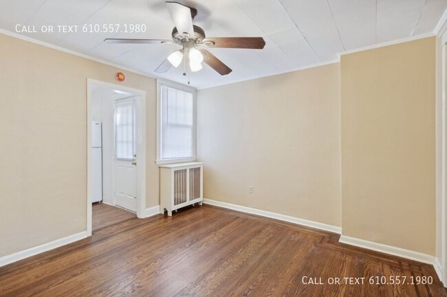 Building Photo - Updated 2 Bedroom 1 Bath Home in centrally...