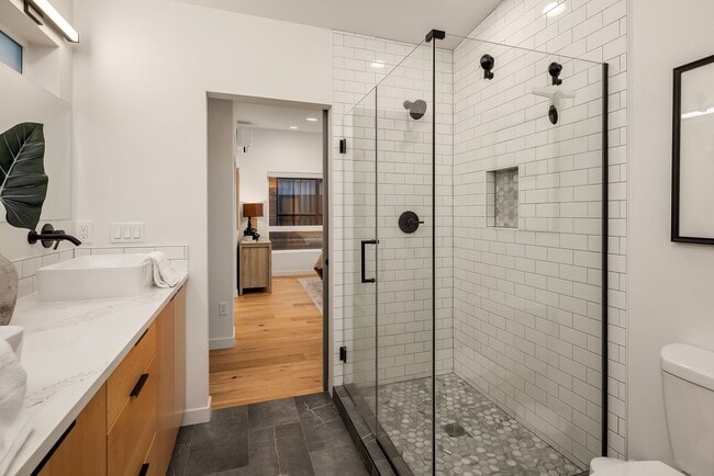 Building Photo - Beautiful New Townhome in Mapleleaf!