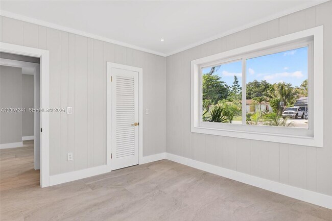 Building Photo - 1250 NE 133rd St