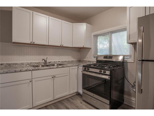 Building Photo - 1333 E Pacific St