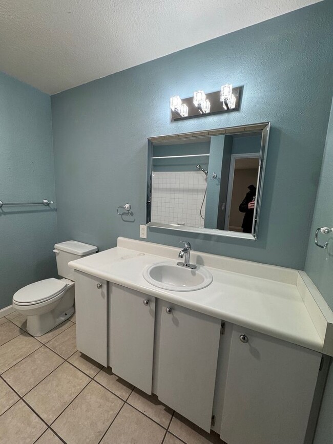 Building Photo - Quiet and beautiful 1 bed 1 bath unit in K...