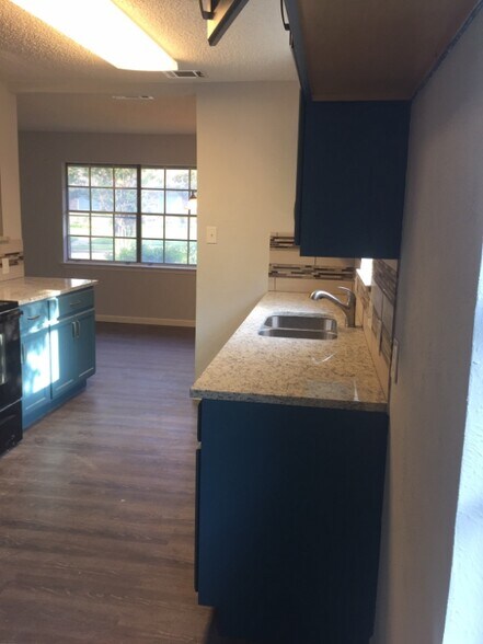 Building Photo - 1527 Hillside Dr
