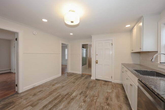 Building Photo - 154 Manning St