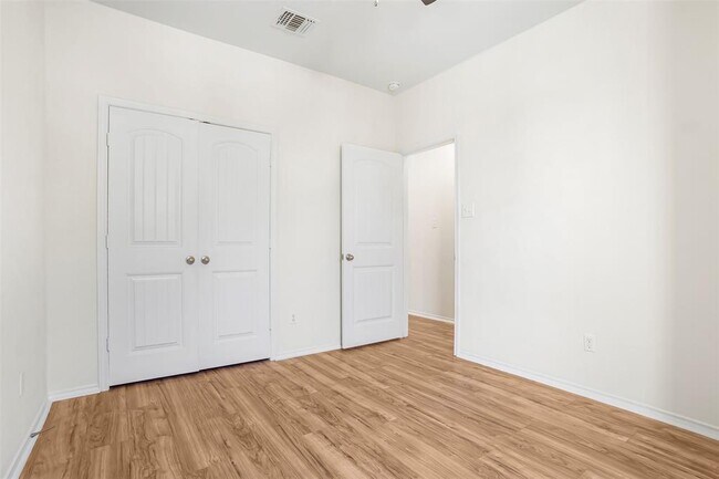 Building Photo - 128 Holstein St