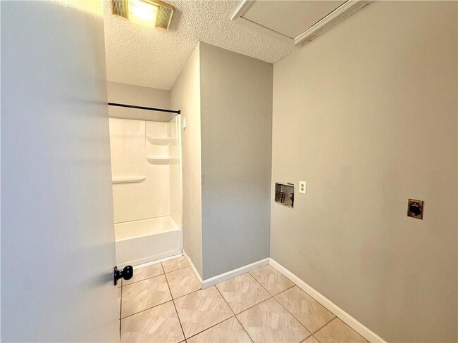 Building Photo - 4800 Pontchartrain Dr