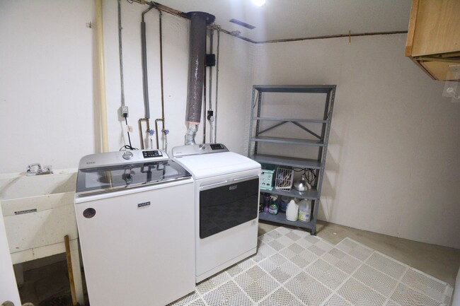 Building Photo - 6 Bed, 3.5 Bath Home for Rent – Retro Char...