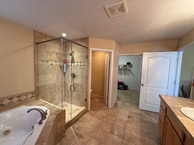 Building Photo - Spacious 4 Bed, 3 Bath Home - Terrango Glen
