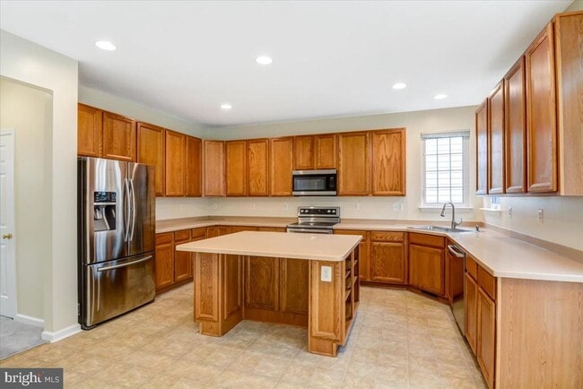 Building Photo - 240 Davis St