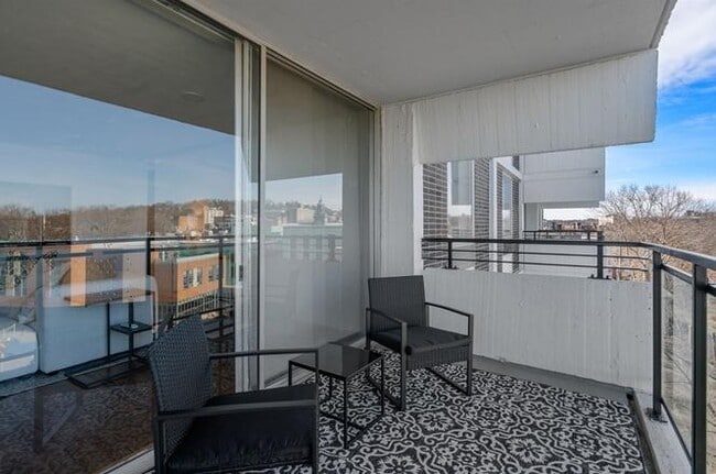 Building Photo - APARTMENT